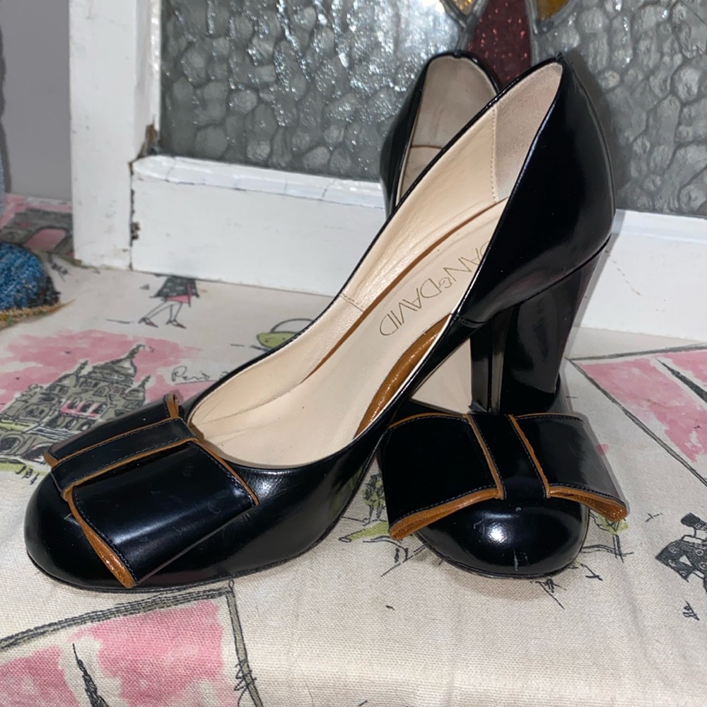 Joan and David heels with black bow and brown edging. Size 6 1/2.